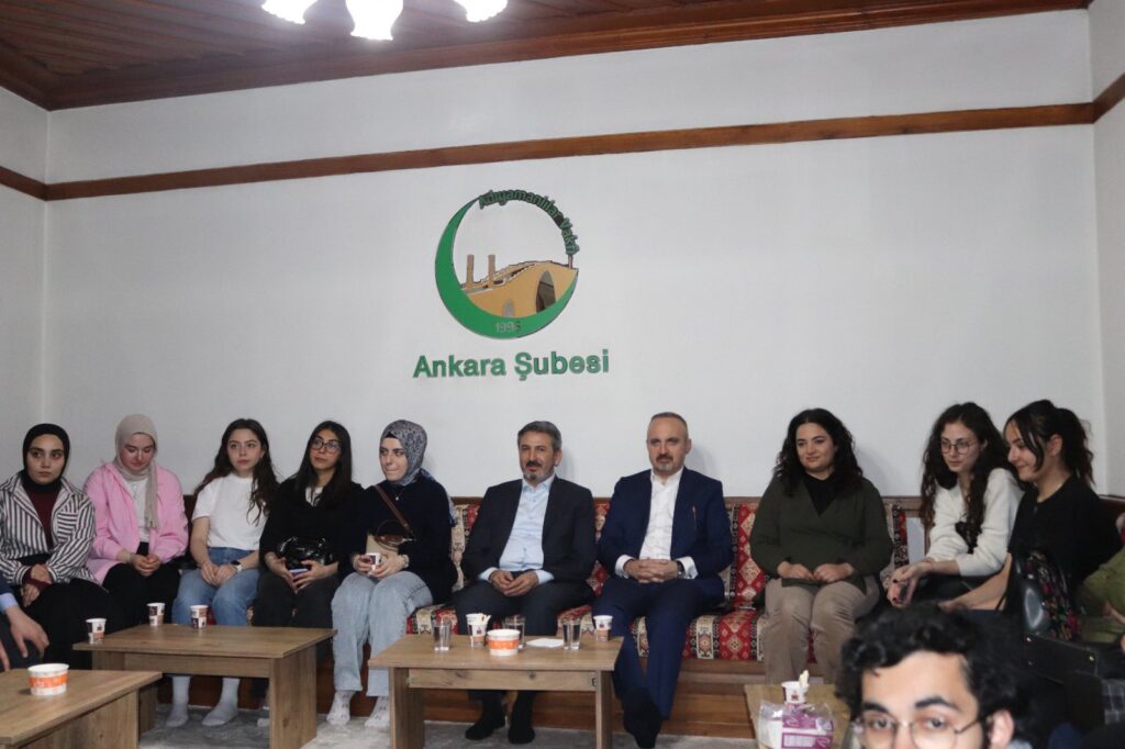 Çalışma ve Sosyal Güvenlik Bakan Yardımcısı Ahmet Aydın, Gençlerle Birlikte İftar Etti
