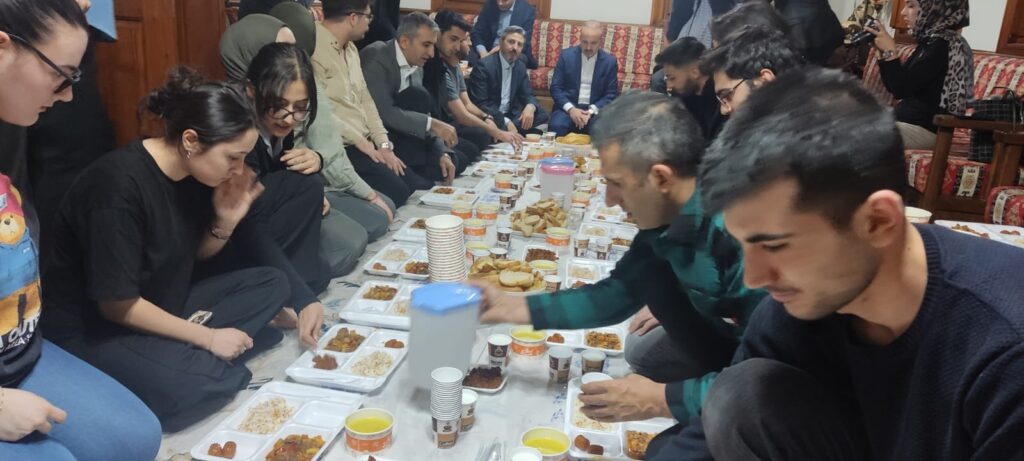Çalışma ve Sosyal Güvenlik Bakan Yardımcısı Ahmet Aydın, Gençlerle Birlikte İftar Etti