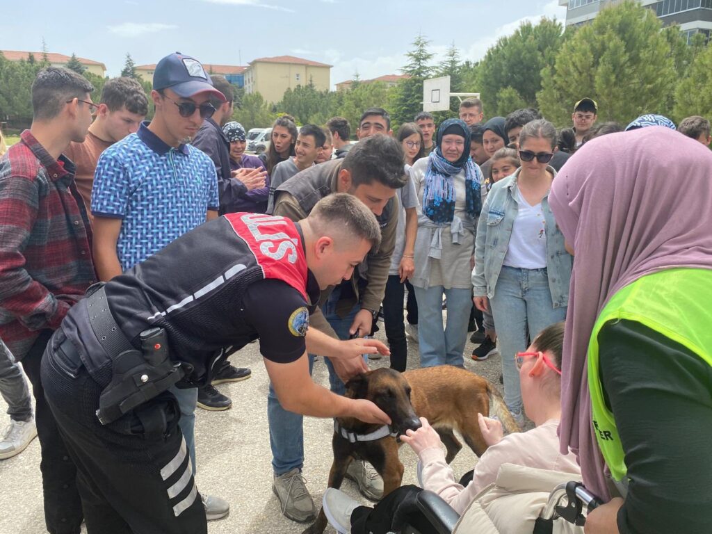 Uşak İl Emniyet Müdürü Mehmet Ali Kolcu’dan Özel Eğitim Okuluna Anlamlı Ziyaret - 497950108 1106276714862101 3520141090102205177 n