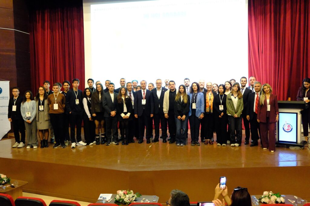 Gençler Yeşilin Yanında: Fransa Destekli Çevre Projesi Uşak’ta Sona Erdi - 571033403 25104660912461967 3353012564414531336 n