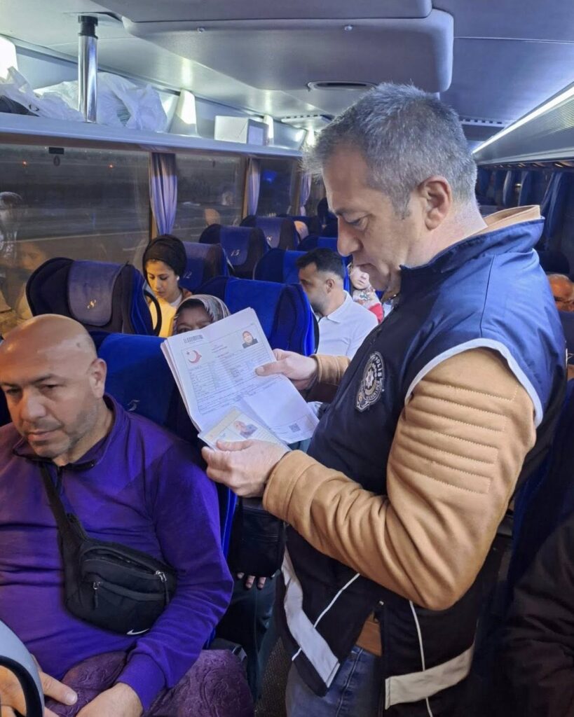 Uşak Polisi Düzensiz Göçe Geçit Vermedi - 571196978 1234512645371840 8111475823437581956 n