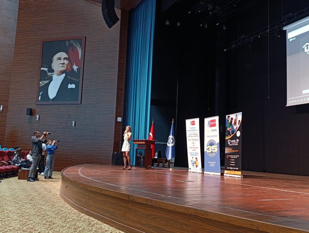 Lang Up Akademi, Uşak Üniversitesi’nde Gençlerin Geleceğine Dokundu! - be1e7b5b 5cef 4b49 b00d 975c66194d33