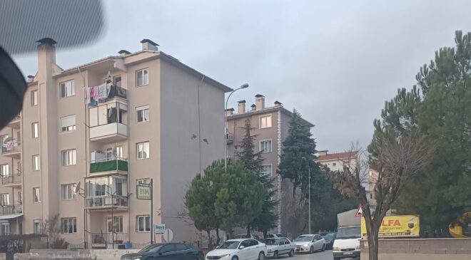 Uşak Halk Konutları Kavşağında Trafik Güvenliği Endişesi: Kazalar Artarak Devam Ediyor