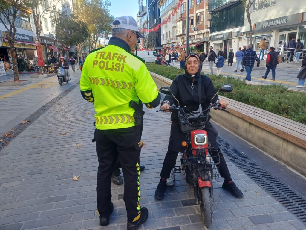 Uşak’ta Trafiğe Kapalı Alanda Motosiklet ve Bisiklet Uygulaması Gerçekleştirildi - 937b4a5d 9d13 4c63 9532 2a2b644b9bb9