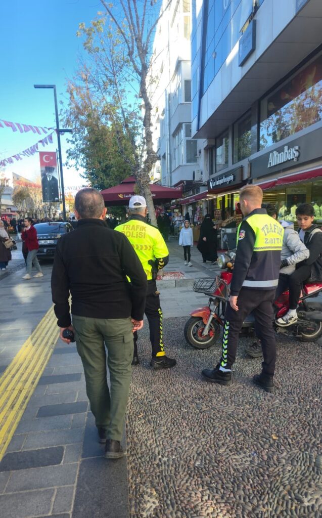 Uşak’ta Trafiğe Kapalı Alanda Motosiklet ve Bisiklet Uygulaması Gerçekleştirildi - 984558e7 7abc 4eaa 8217 8ad9dfb9131f