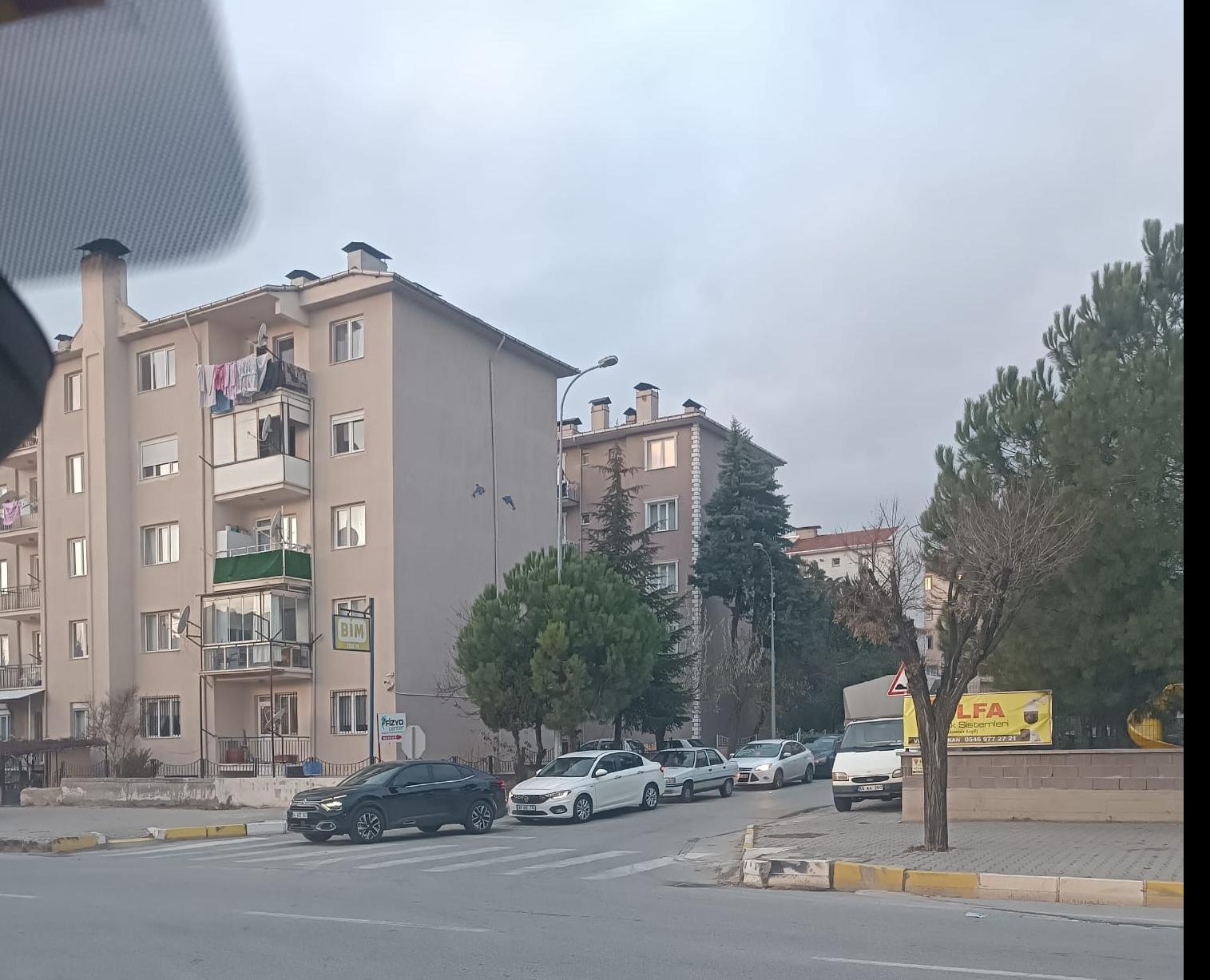 Uşak Halk Konutları Kavşağında Trafik Güvenliği Endişesi: Kazalar Artarak Devam Ediyor