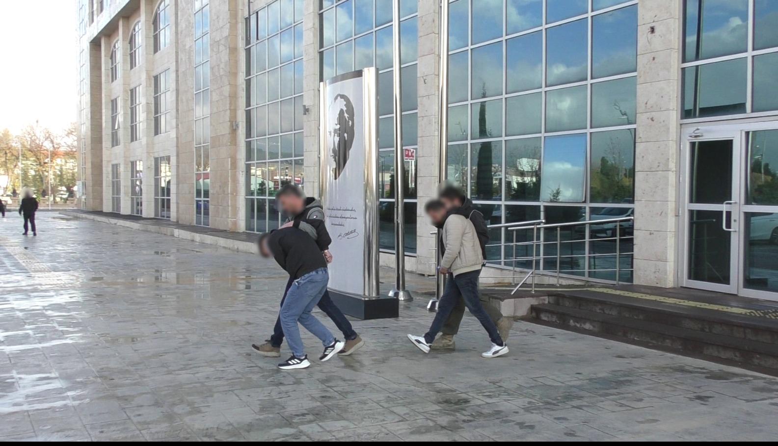 Uşak’ta Uyuşturucu Madde Ticareti Operasyonları: 5 Şüpheli Tutuklandı