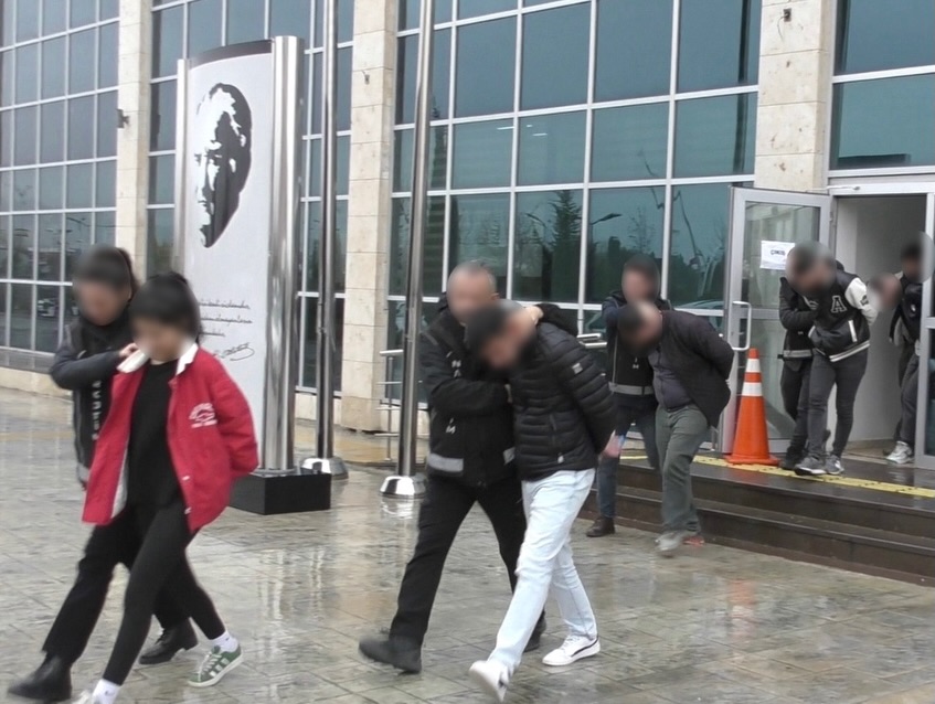 Uşak’ta Narkotik Operasyonları: 5 Bin 924 Adet Sentetik Ecza Ele Geçirildi, 6 Şüpheli Tutuklandı - 622785881 1325166352975208 8126114242788310982 n 1