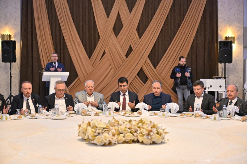 Vali Serdar Kartal Deri Karma OSB İftarında Sanayicilerle Buluştu - valiserdarkartal 8 1