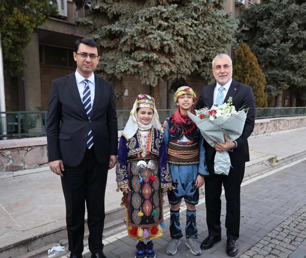 Çalışma ve Sosyal Güvenlik Bakanı Vedat Işıkhan Uşak’ta Temaslarda Bulundu - 645351308 820467057745184 226695562511309934 n 1