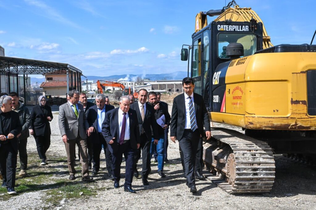 Uşak Valisi Serdar Kartal’dan Uşak Deri Karma Organize Sanayi Bölgesi’ne Ziyaret - 657461747 1561177022179247 1848193718871654360 n