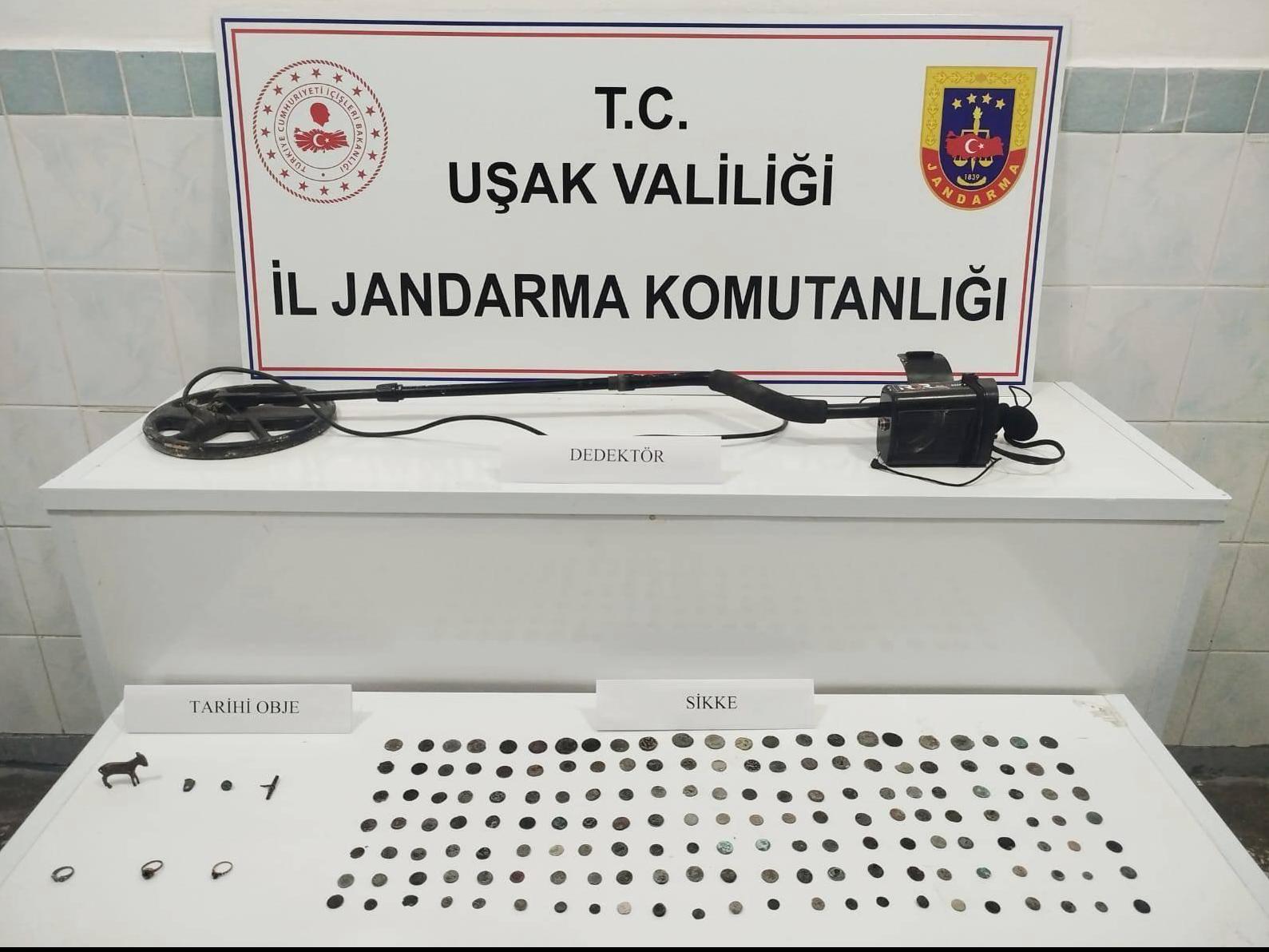 Uşak’ta Kaçakçılık Operasyonu: Tarihi Eser Niteliğinde Çok Sayıda Obje Ele Geçirildi