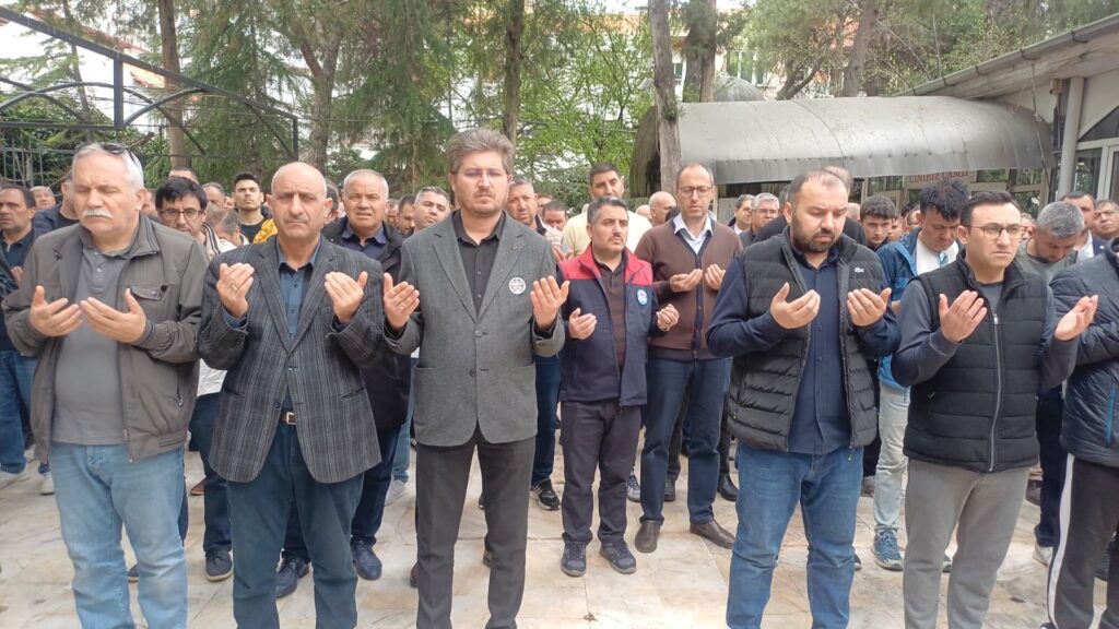 Uşak’ta Eğitimcilerden Anlamlı Tepki: Okullarda Yaşanan Olaylar İçin Gıyabi Cenaze Namazı Kılındı - 0976c38d 6233 4238 9ee4 60387316d322