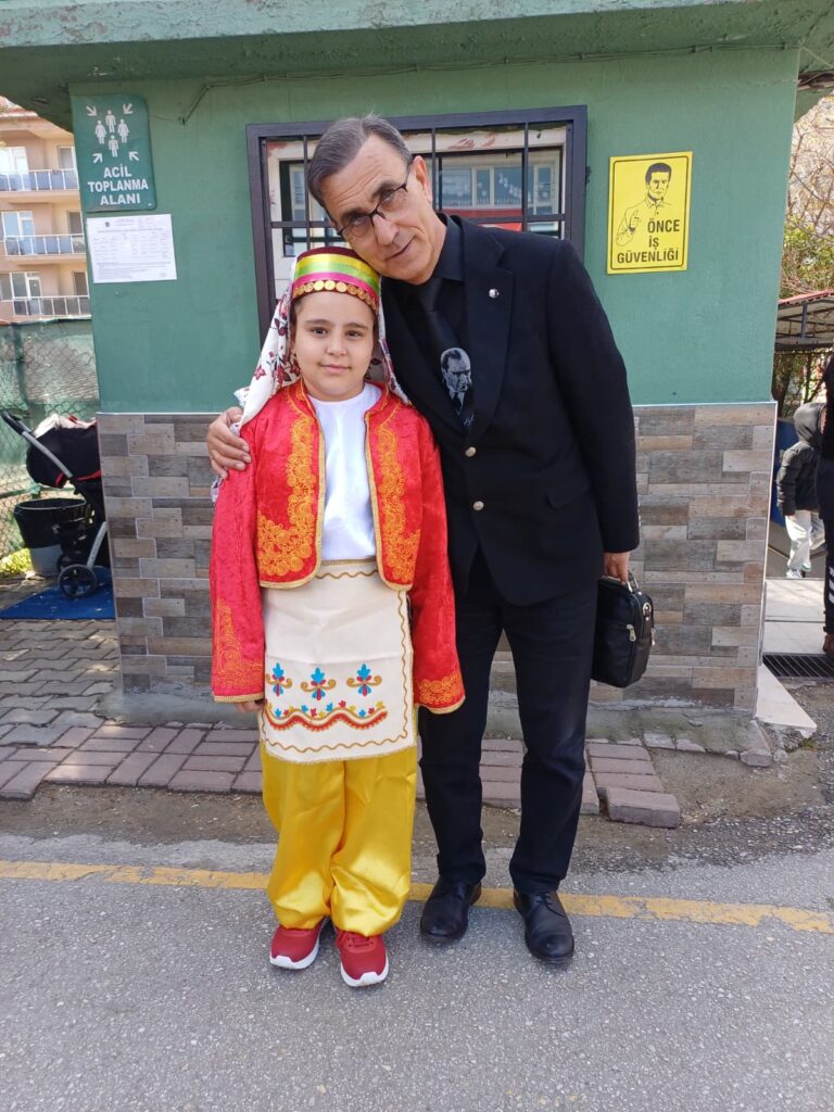 Uşak Aybey İlkokulu’nda 23 Nisan Coşkusu: Geleceğin Teminatı Çocuklar Bayramlarını Gururla Kutladı - 0dd65721 83f9 4d9a a852 687b2f857238