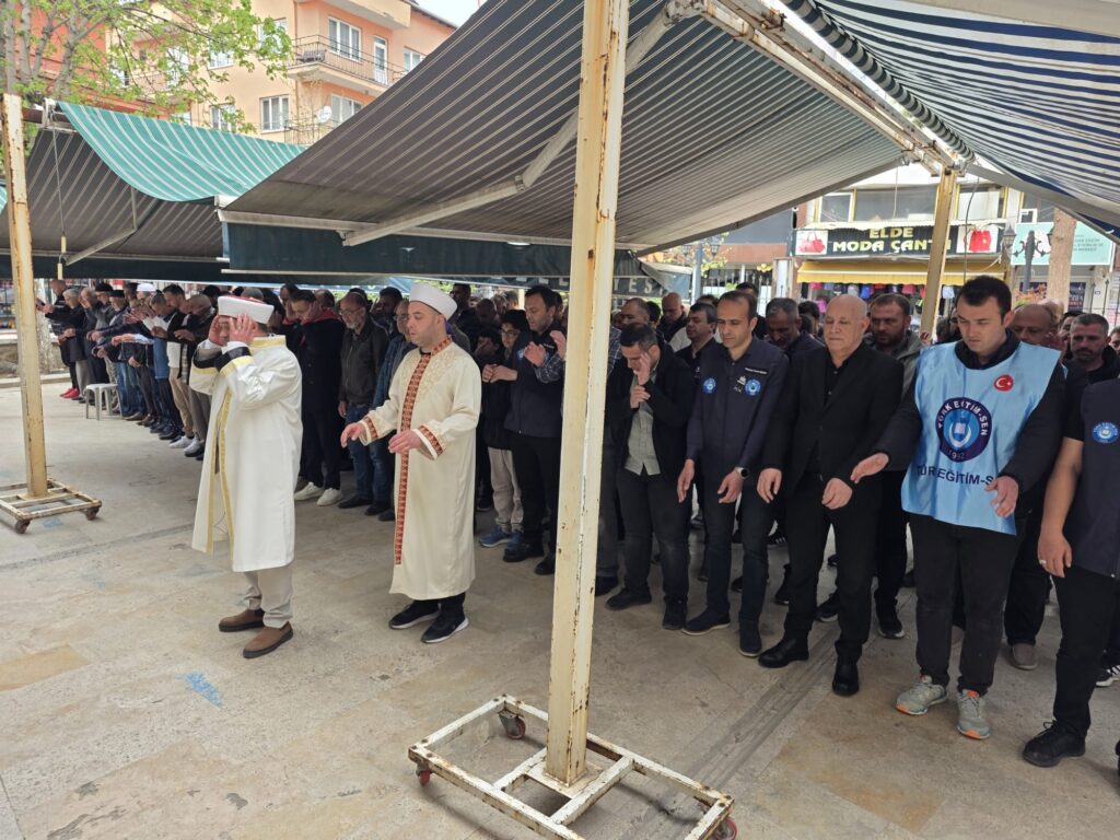 Uşak’ta Eğitim Camiasından Anlamlı Vefa: Hayatını Kaybeden Öğretmen ve Öğrenciler Anıldı - 157eff55 7dcc 4bfc bcb6 cf22bd9c2df2