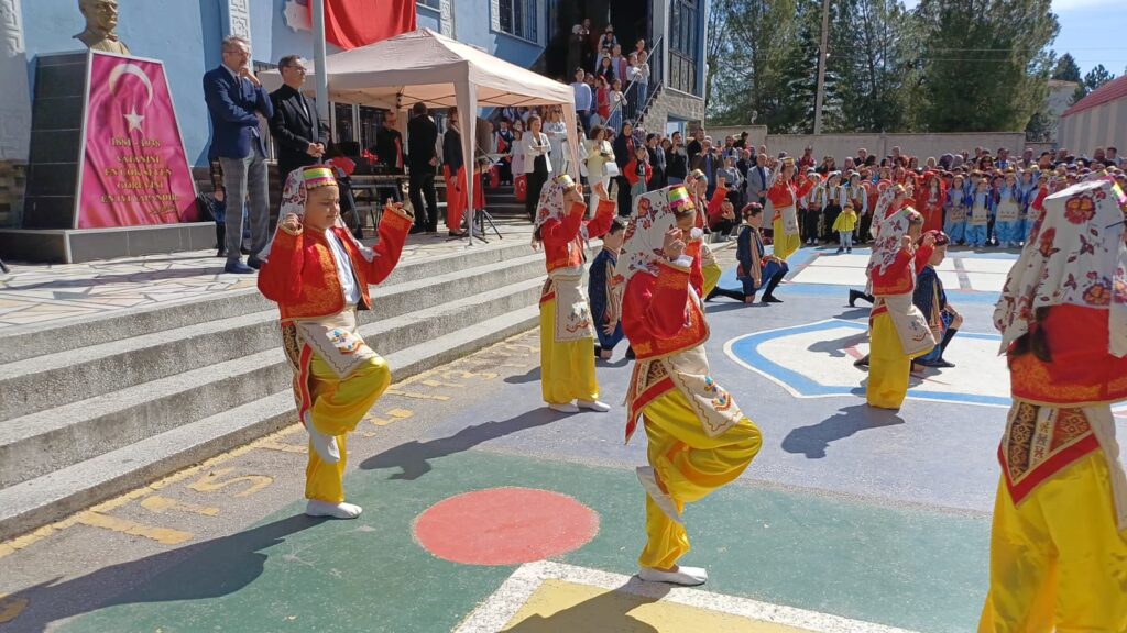 Uşak Aybey İlkokulu’nda 23 Nisan Coşkusu: Geleceğin Teminatı Çocuklar Bayramlarını Gururla Kutladı - 16f6b99c 447a 44c9 b6f9 ecdcf5ea2c9c