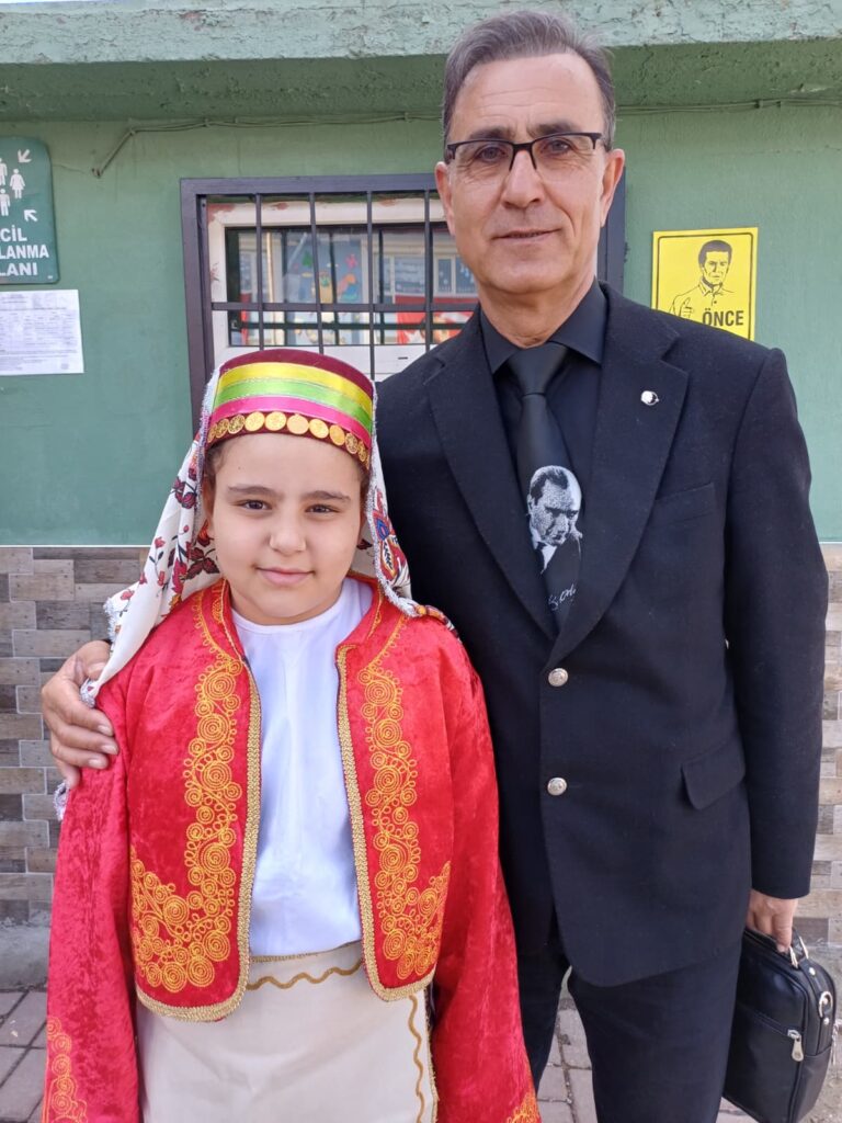 Uşak Aybey İlkokulu’nda 23 Nisan Coşkusu: Geleceğin Teminatı Çocuklar Bayramlarını Gururla Kutladı - 2362b424 d5bc 43b5 b139 4357eb604680