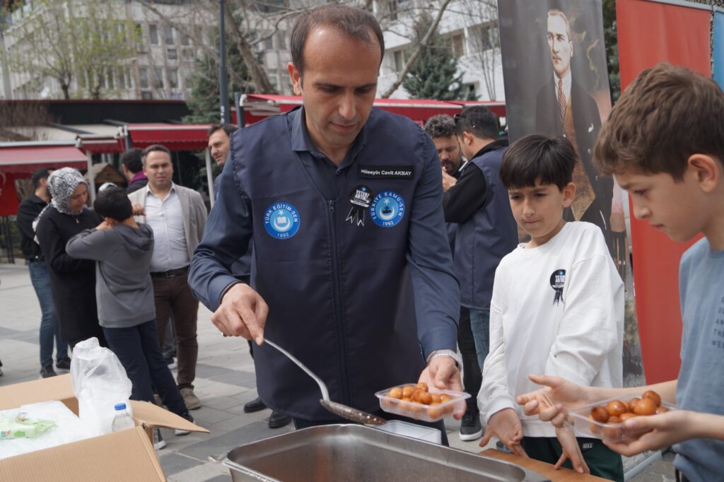 Uşak’ta Eğitim Camiasından Anlamlı Vefa: Hayatını Kaybeden Öğretmen ve Öğrenciler Anıldı - 2677f703 3178 4066 abfe 4dc50f6367a1