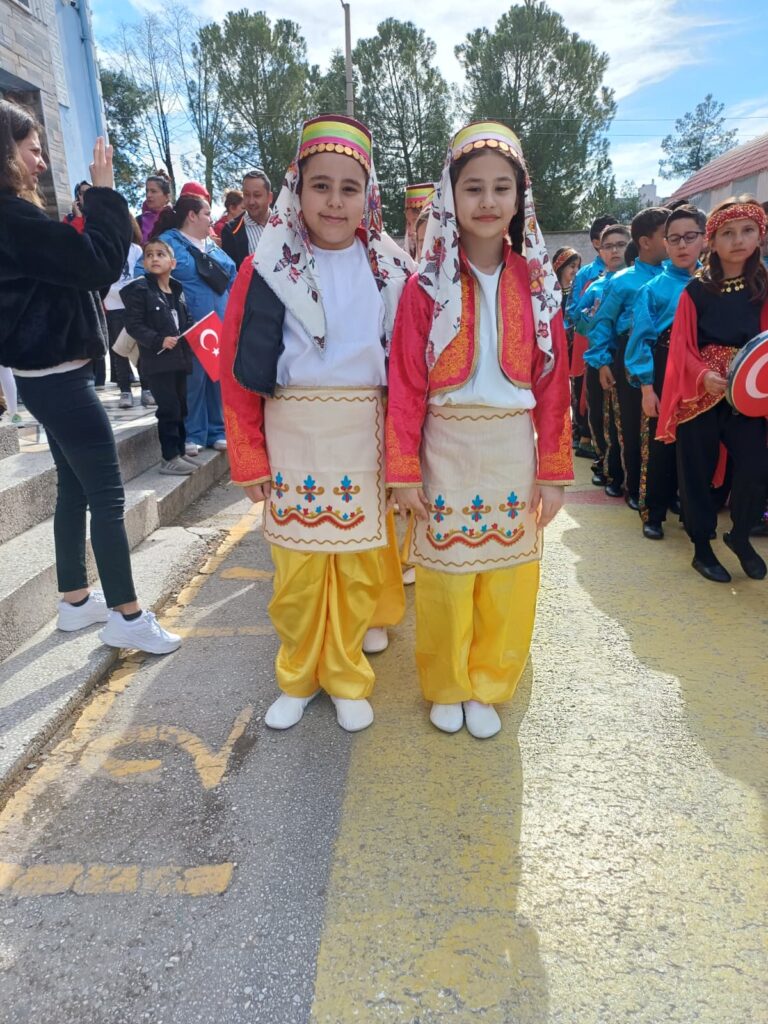 Uşak Aybey İlkokulu’nda 23 Nisan Coşkusu: Geleceğin Teminatı Çocuklar Bayramlarını Gururla Kutladı - 34d3eeec dcc2 4e00 9dd6 34e0a13fb603