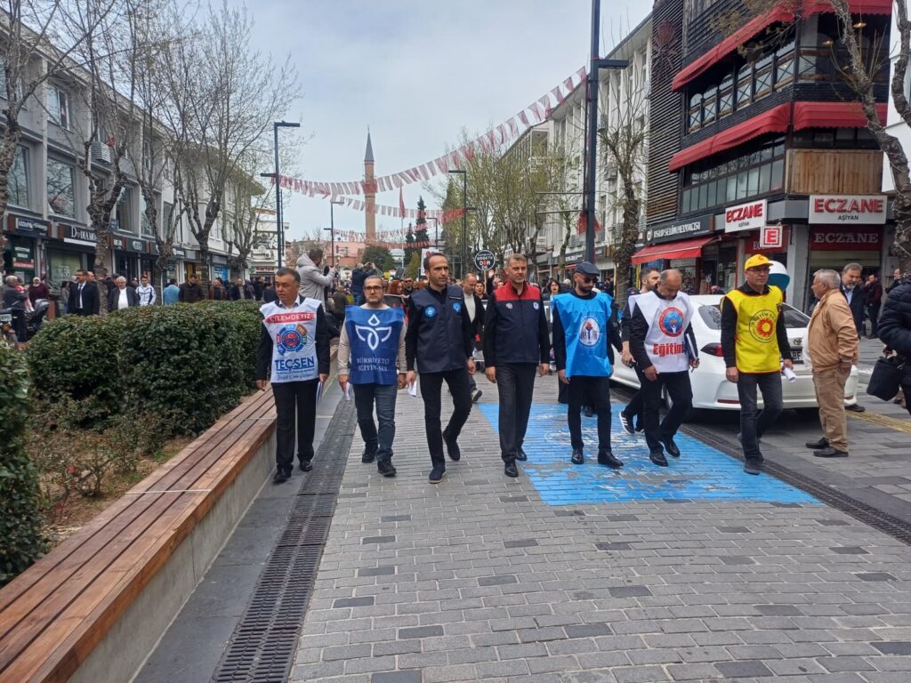 Uşak’ta Eğitim Sendikalarından Ortak Yürüyüş ve Açıklama: Binlerce Kişi Meydanlarda Buluştu - 5e87d508 ff94 4f87 9655 9bf03e976be3