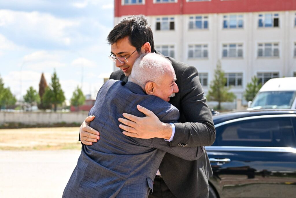 Uşak’ta Toplumsal Birlik Vurgusu: Vali Serdar Kartal’dan Cemevi Ziyareti - 675492700 1271043038533229 7920365764663656202 n