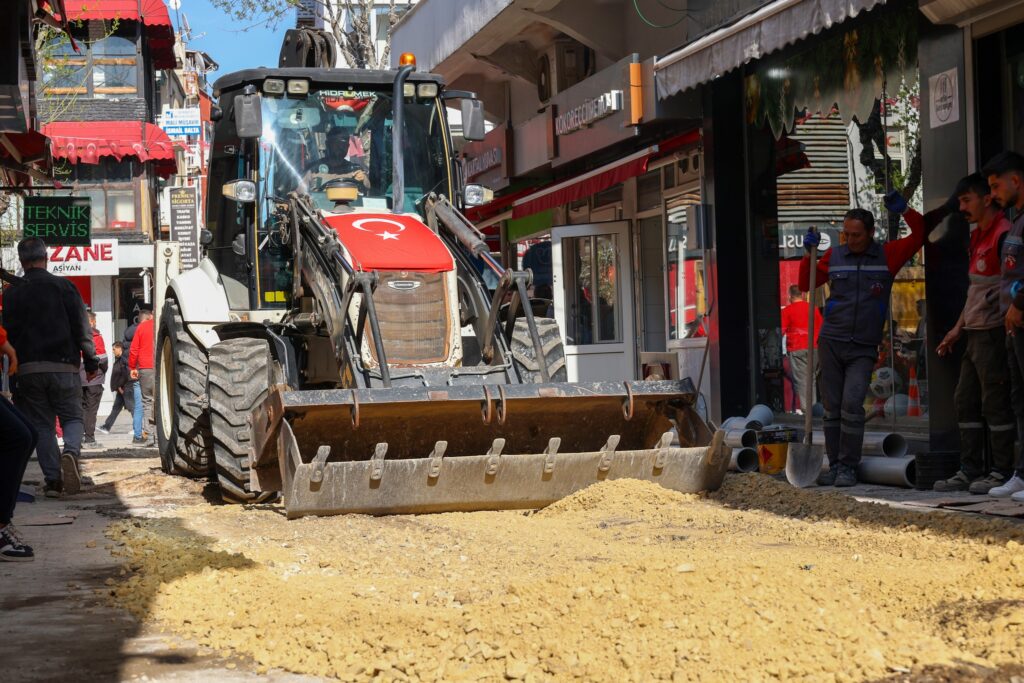 Uşak’ta Altyapı Güçleniyor: Kurtuluş Mahallesi’nde Yağmur Suyu Hattı Çalışmaları Hız Kesmeden Sürüyor - 680346747 1278239287783343 4842811514711152181 n