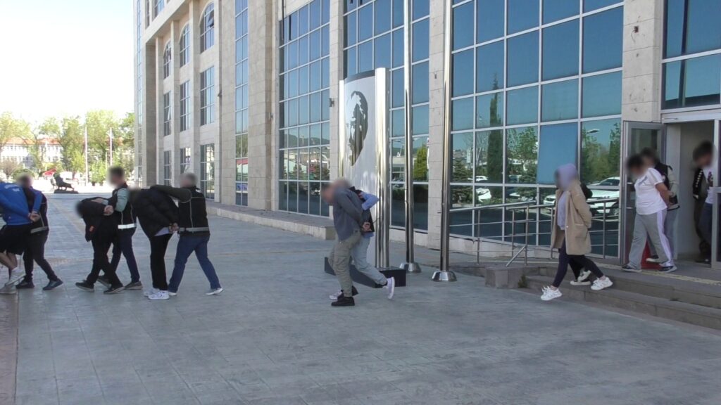 Uşak’ta Uyuşturucuya Büyük Darbe: 9 Şüpheli Tutuklandı, Binlerce Madde Ele Geçirildi - 682fbfd0 b1bc 41ba bbfb 805c79ffd498