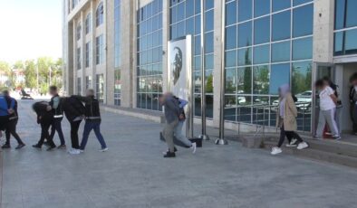 Uşak’ta Uyuşturucuya Büyük Darbe: 9 Şüpheli Tutuklandı, Binlerce Madde Ele Geçirildi