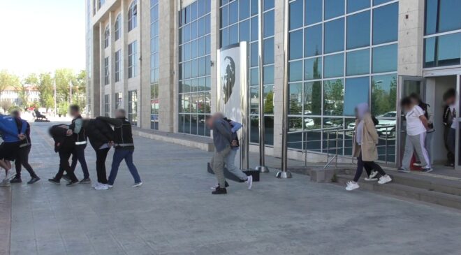 Uşak’ta Uyuşturucuya Büyük Darbe: 9 Şüpheli Tutuklandı, Binlerce Madde Ele Geçirildi