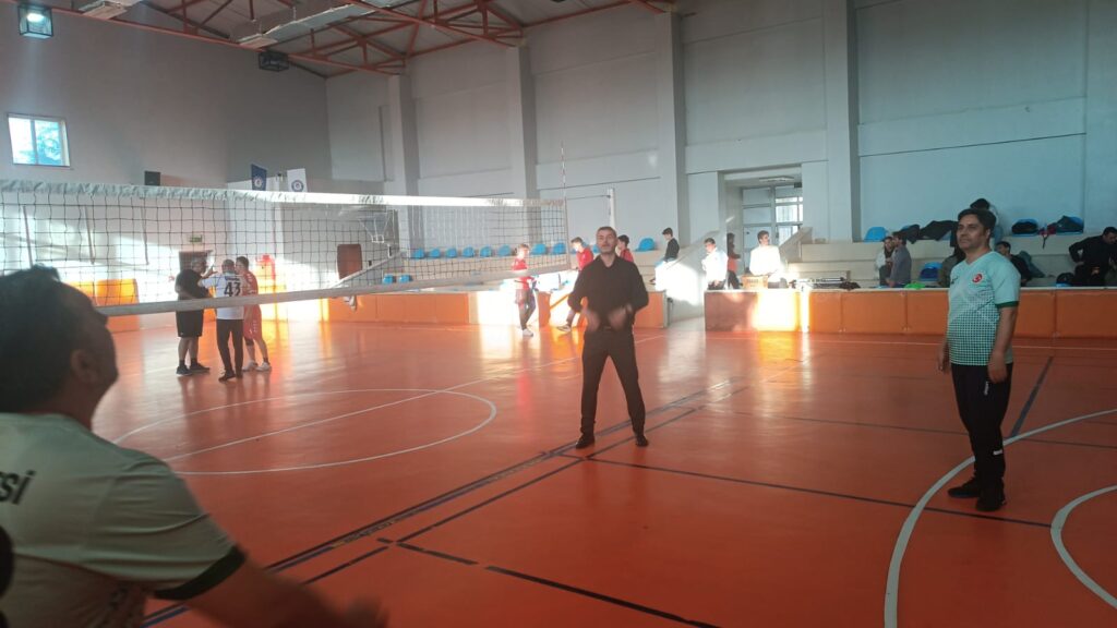 Eğitim Bir-Sen Uşak Şubesi Voleybol Turnuvası Başladı - 6840c1f8 5e26 44fd bee2 b94c4c3df4c3