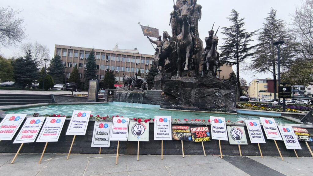 Uşak’ta Eğitim Camiasından Anlamlı Vefa: Hayatını Kaybeden Öğretmen ve Öğrenciler Anıldı - 84a0c3ae 5504 4443 814e 2eb97019ecf3