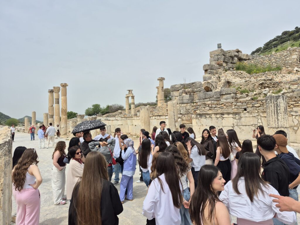 Uşak Lisesi Öğrencileri İzmir’de Tarih, Doğa ve Üniversite Deneyimiyle Buluştu - 94d045bb a994 4766 999f 91164cf561ce