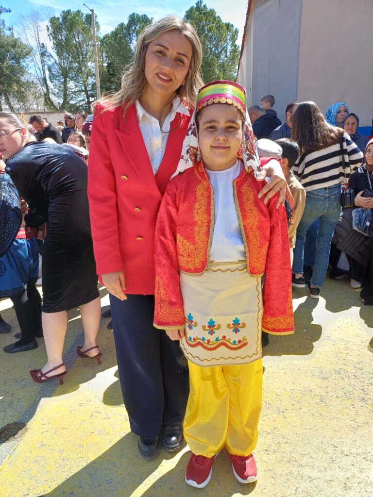 Uşak Aybey İlkokulu’nda 23 Nisan Coşkusu: Geleceğin Teminatı Çocuklar Bayramlarını Gururla Kutladı - 99c075e9 71e3 42e8 b8c6 72d23235be4a