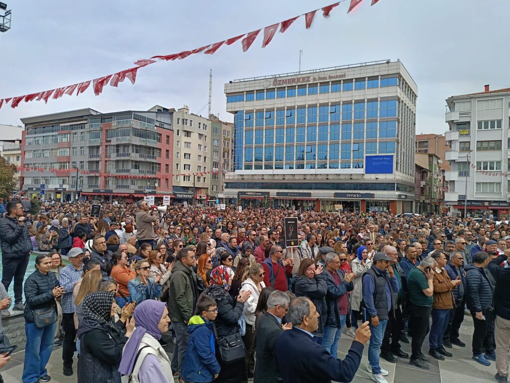Uşak’ta Eğitim Sendikalarından Ortak Yürüyüş ve Açıklama: Binlerce Kişi Meydanlarda Buluştu - a290354b e275 47a9 82f3 e3ef3ec0a5c3