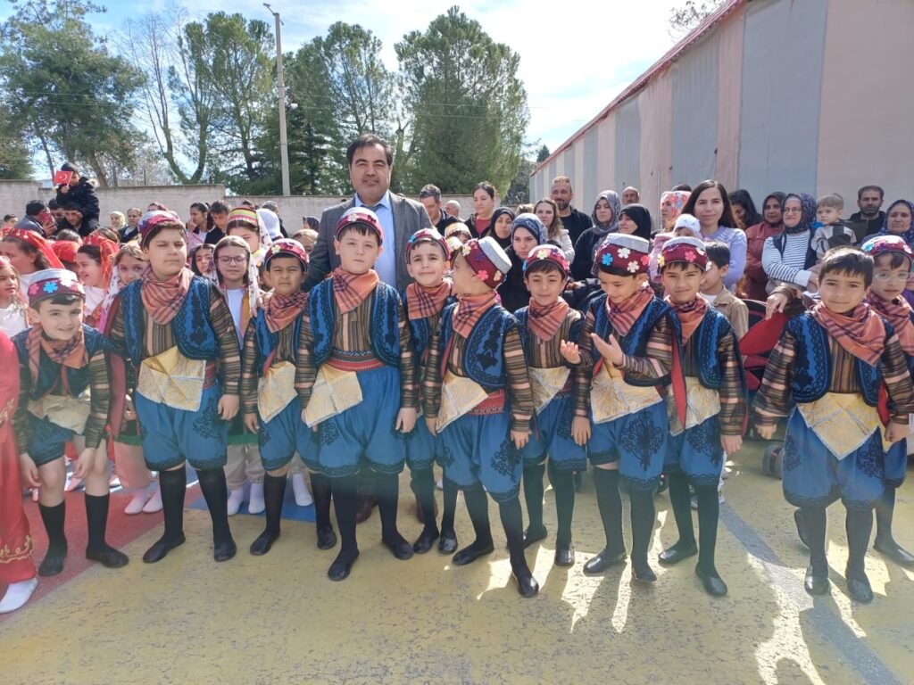 Uşak Aybey İlkokulu’nda 23 Nisan Coşkusu: Geleceğin Teminatı Çocuklar Bayramlarını Gururla Kutladı - a9e6db31 28c6 4772 939d 030e3131154e