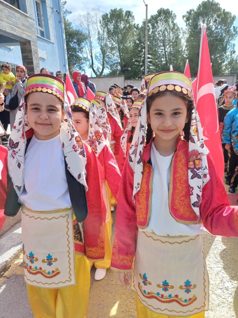 Uşak Aybey İlkokulu’nda 23 Nisan Coşkusu: Geleceğin Teminatı Çocuklar Bayramlarını Gururla Kutladı - b9bb5999 fda3 4677 b250 e025d172bb30