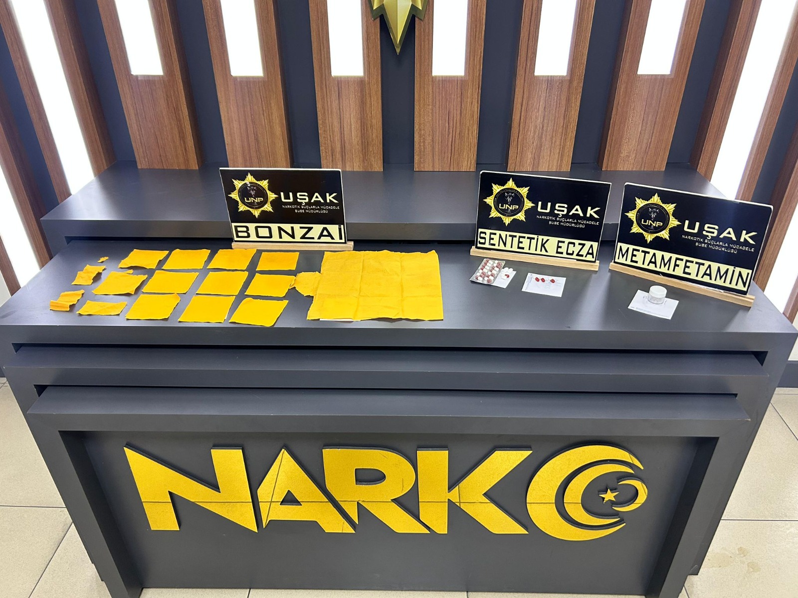 Uşak’ta Eş Zamanlı Uyuşturucu Operasyonu: 5 Şüpheli Tutuklandı, Binlerce Kullanımlık Madde Ele Geçirildi