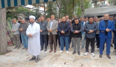 Uşak’ta Eğitimcilerden Anlamlı Tepki: Okullarda Yaşanan Olaylar İçin Gıyabi Cenaze Namazı Kılındı