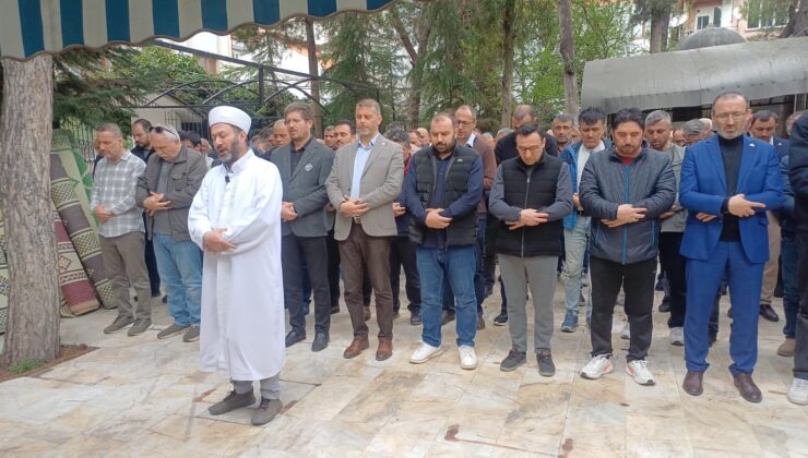 Uşak’ta Eğitimcilerden Anlamlı Tepki: Okullarda Yaşanan Olaylar İçin Gıyabi Cenaze Namazı Kılındı