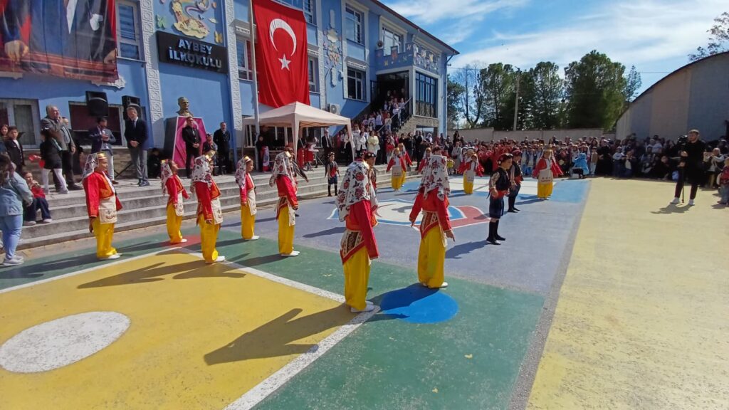 Uşak Aybey İlkokulu’nda 23 Nisan Coşkusu: Geleceğin Teminatı Çocuklar Bayramlarını Gururla Kutladı - c2bebac6 ff4e 4dac be74 6a830a17aae7