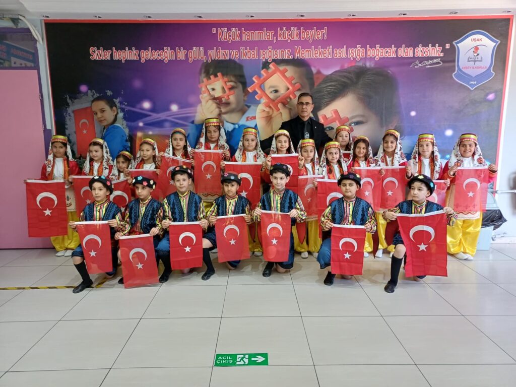 Uşak Aybey İlkokulu’nda 23 Nisan Coşkusu: Geleceğin Teminatı Çocuklar Bayramlarını Gururla Kutladı - c61df26d e1c3 479b a357 9eee052aa151