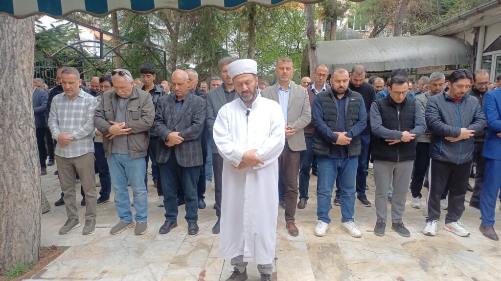 Uşak’ta Eğitimcilerden Anlamlı Tepki: Okullarda Yaşanan Olaylar İçin Gıyabi Cenaze Namazı Kılındı - c8130600 45f8 4306 858f 334b53c230eb