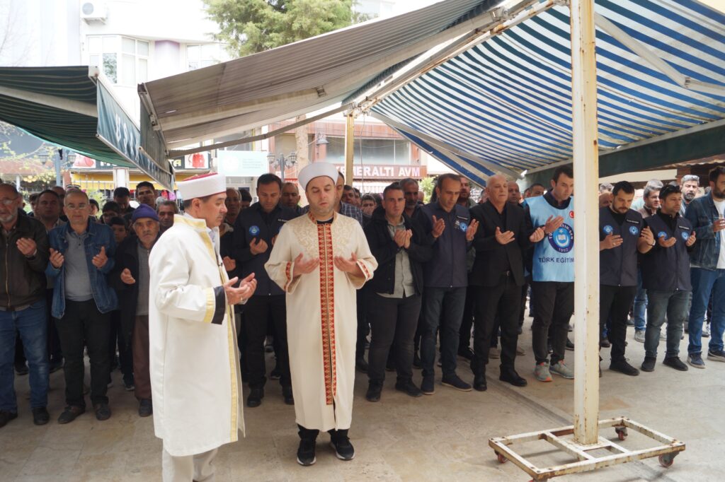 Uşak’ta Eğitim Camiasından Anlamlı Vefa: Hayatını Kaybeden Öğretmen ve Öğrenciler Anıldı - c88035cb 4130 46c1 ade6 d98523993a62