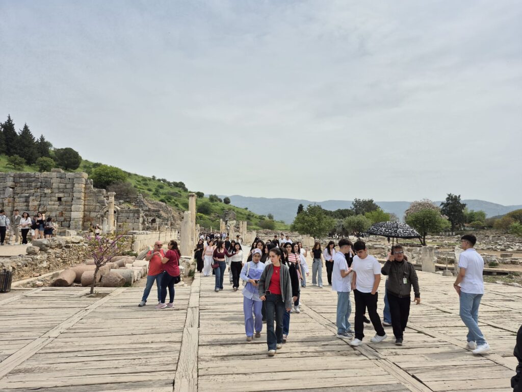 Uşak Lisesi Öğrencileri İzmir’de Tarih, Doğa ve Üniversite Deneyimiyle Buluştu - d8773fe9 f386 4820 b025 46b611e3df0d