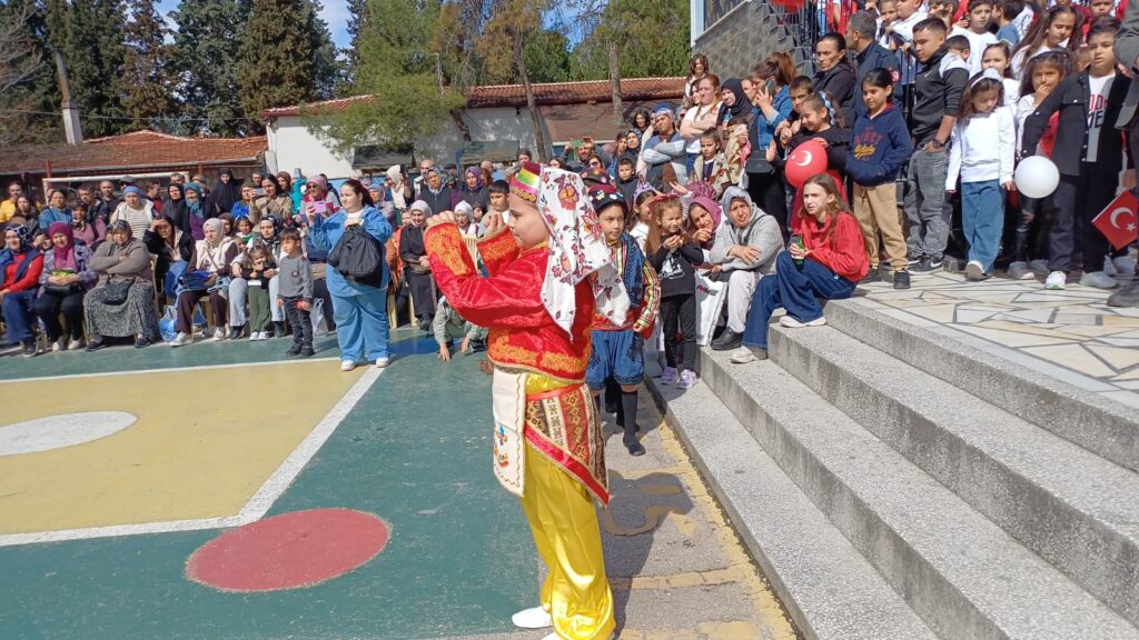 Uşak Aybey İlkokulu’nda 23 Nisan Coşkusu: Geleceğin Teminatı Çocuklar Bayramlarını Gururla Kutladı - e0feb561 9785 475c b1cc 31592dc2d603