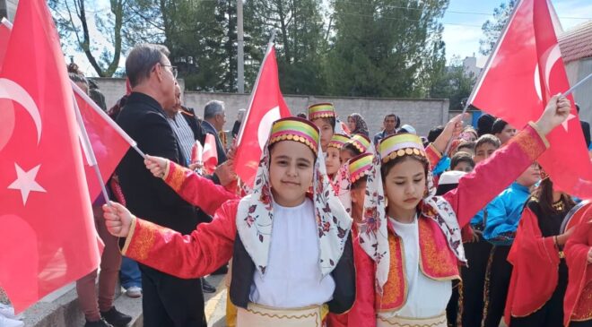 Uşak Aybey İlkokulu’nda 23 Nisan Coşkusu: Geleceğin Teminatı Çocuklar Bayramlarını Gururla Kutladı