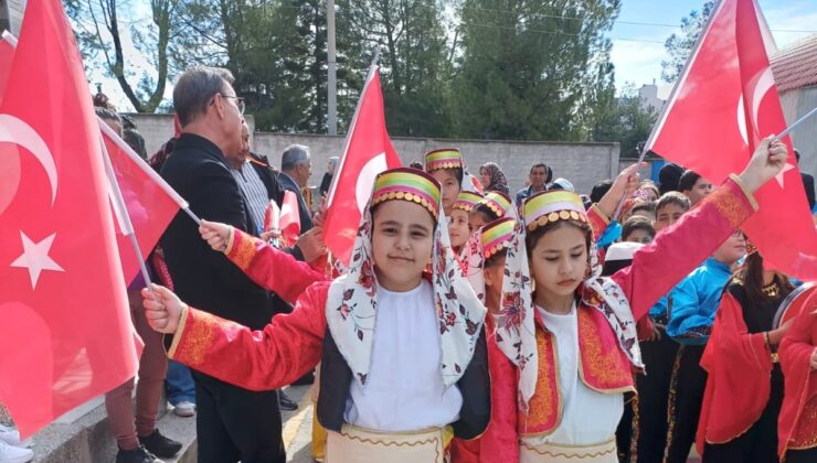 Uşak Aybey İlkokulu’nda 23 Nisan Coşkusu: Geleceğin Teminatı Çocuklar Bayramlarını Gururla Kutladı