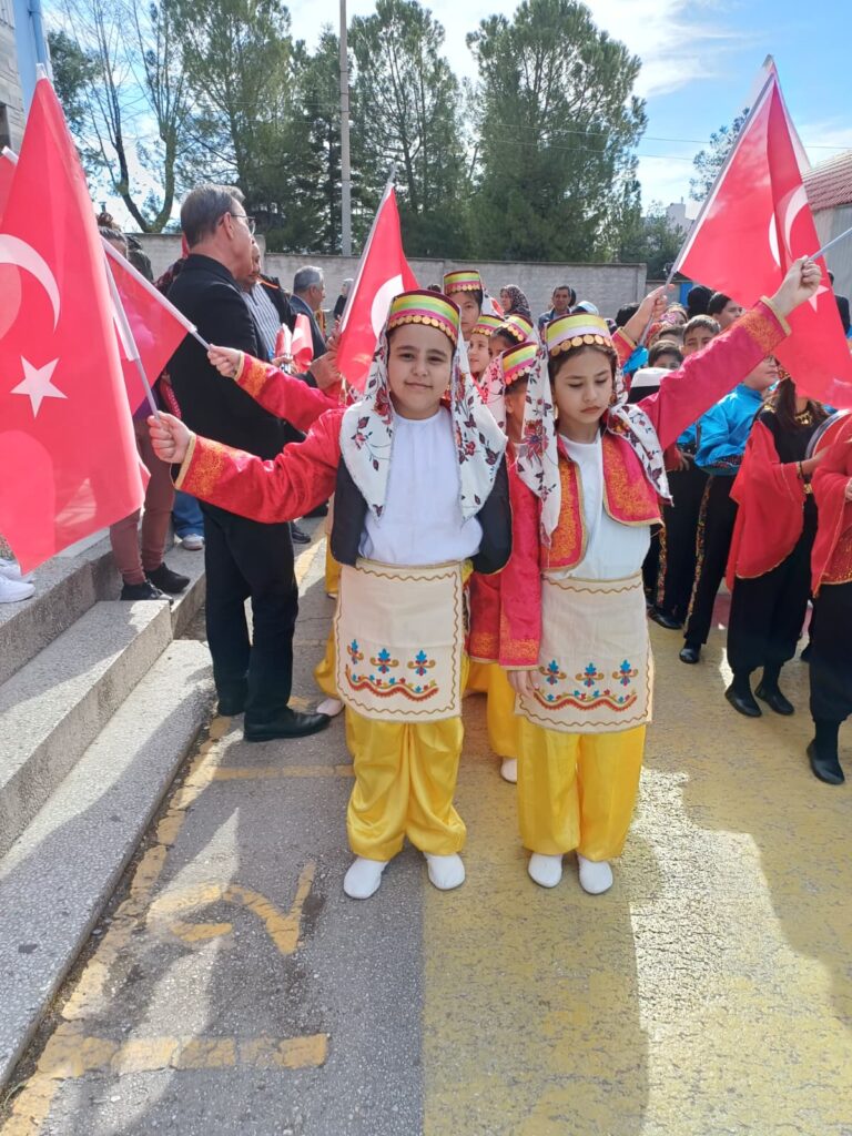 Uşak Aybey İlkokulu’nda 23 Nisan Coşkusu: Geleceğin Teminatı Çocuklar Bayramlarını Gururla Kutladı - e2734d3e e0d0 4cc4 bc4f 95b75bee295a