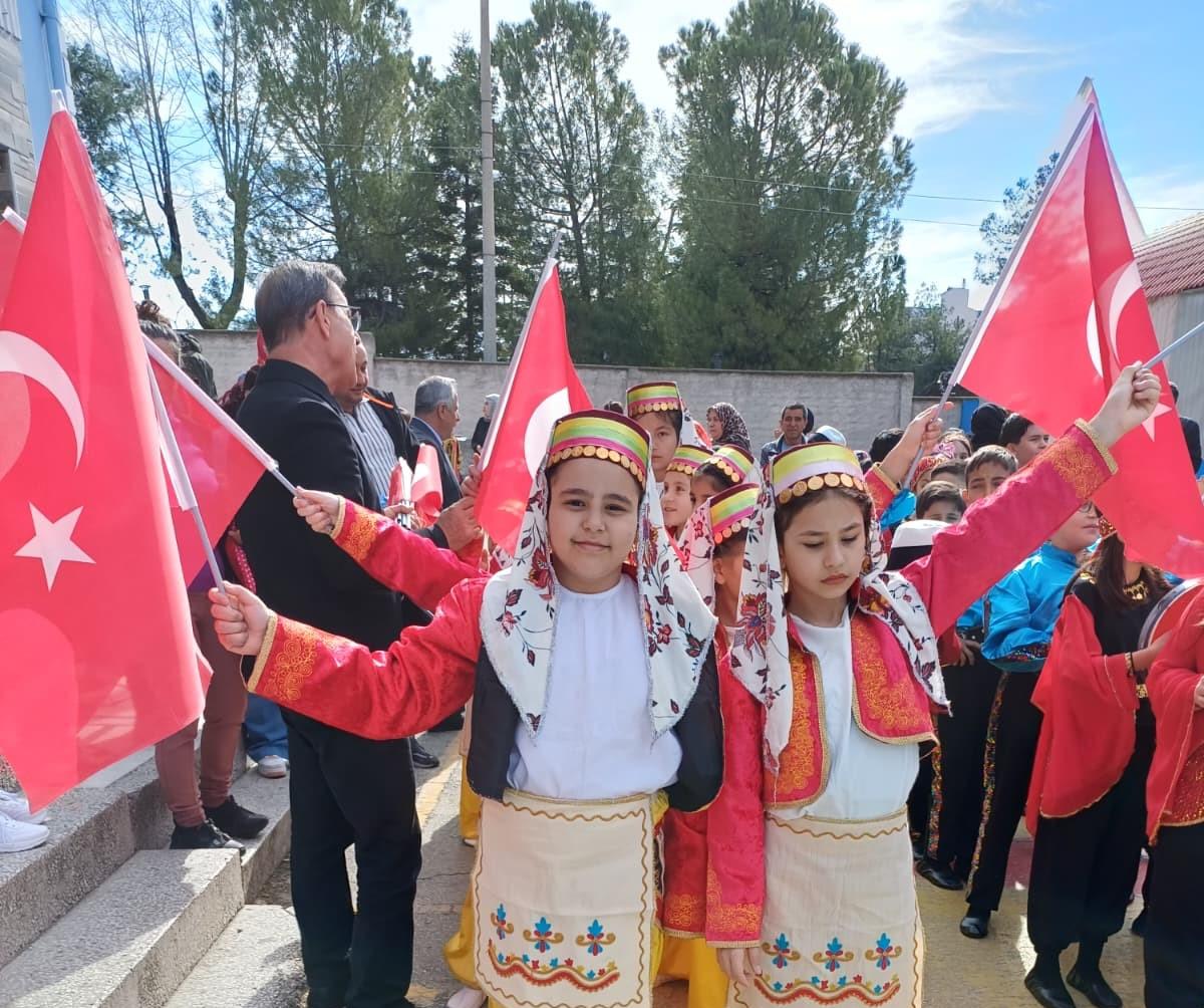Uşak Aybey İlkokulu’nda 23 Nisan Coşkusu: Geleceğin Teminatı Çocuklar Bayramlarını Gururla Kutladı