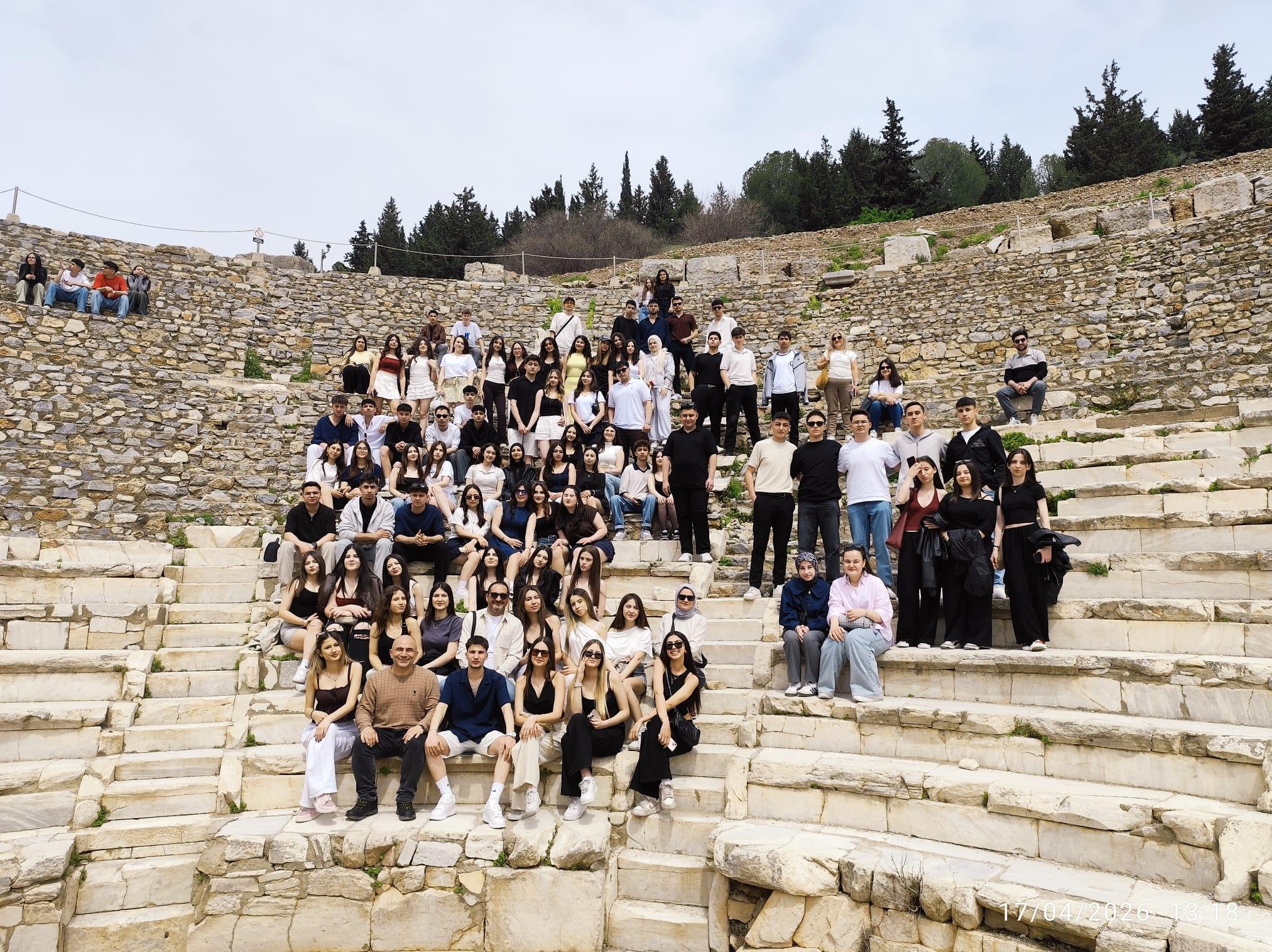 Uşak Lisesi Öğrencileri İzmir’de Tarih, Doğa ve Üniversite Deneyimiyle Buluştu